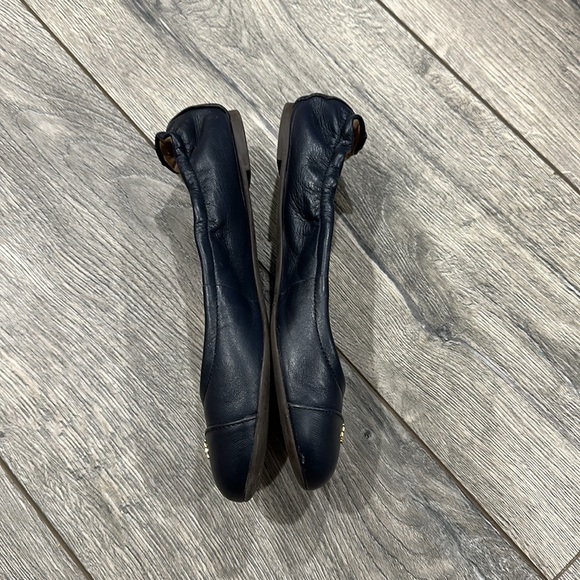 • Tory Burch • York Cap Toe Ballet Flats Leather Navy Blue 6.5 Women’s Logo Gold - Picture 4 of 6